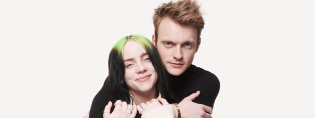 Finneas e Billie Eilish posando para foto