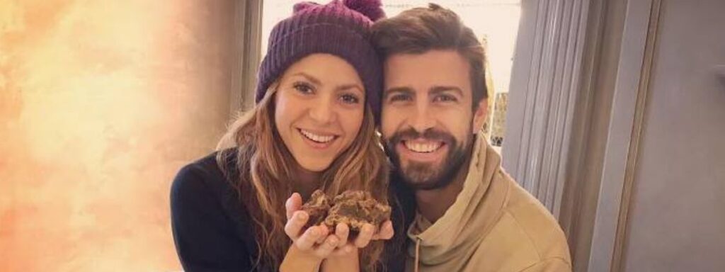 Shakira e Gerard Piqué posando para foto