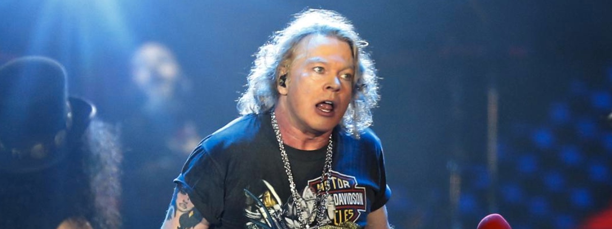 Rockstar Axl Rose Leva Tombo Em Show Levanta Sorrindo E Segue Cantando