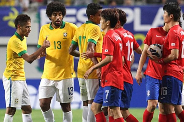 Bichos de pelúcia assistem jogo na Coreia do Sul 