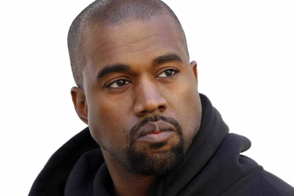 Kanye West posando para foto