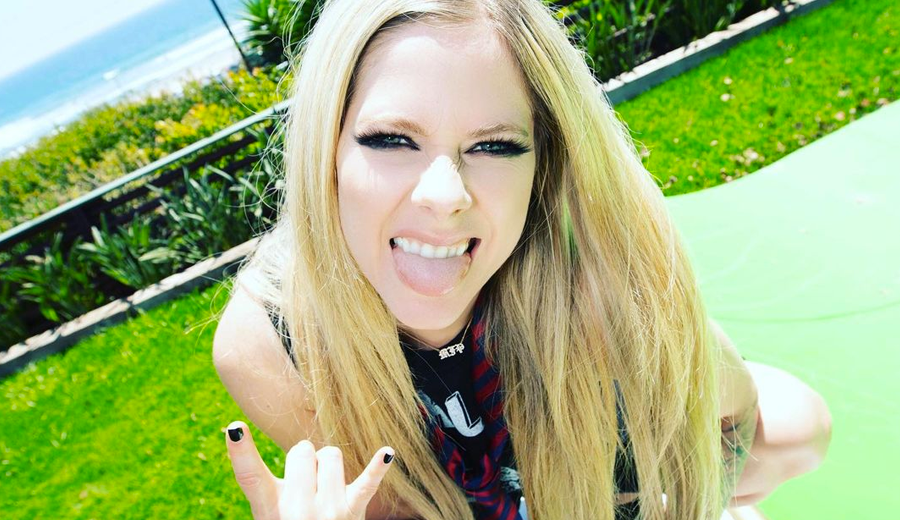 Avril Lavigne lança game inspirado na música Sk8er Boi. Vem jogar! –  Rádio Mix FM