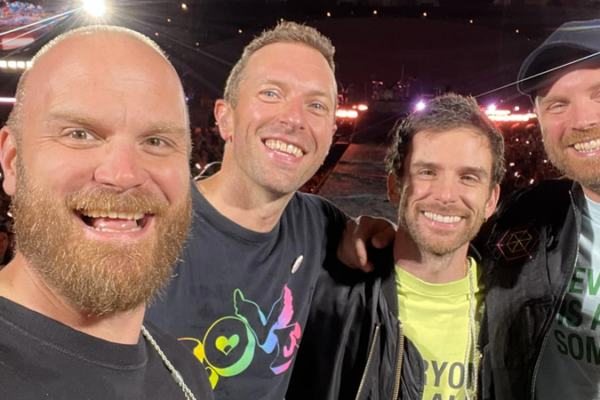 Integrantes do Coldplay posando para foto
