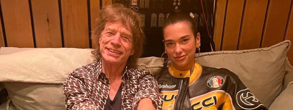 Dua Lipa e Mick Jagger posando para foto