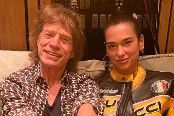 Dua Lipa e Mick Jagger posando para foto