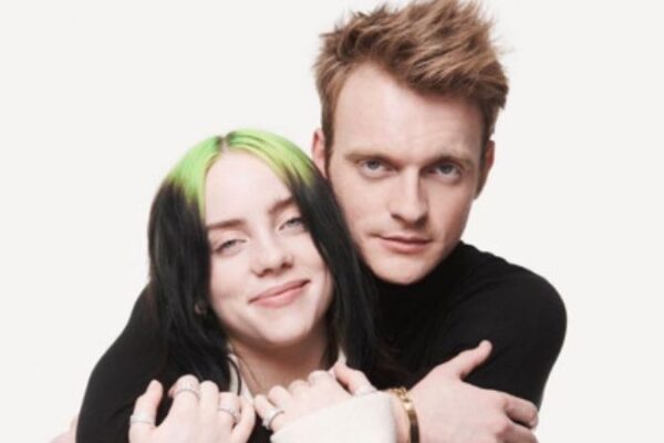 Finneas e Billie Eilish posando para foto