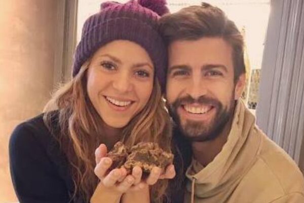 Shakira e Gerard Piqué posando para foto