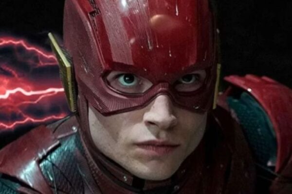 Ezra Miller como Flash