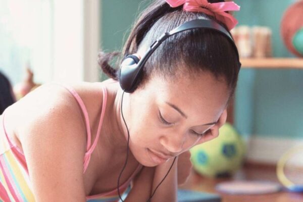 Menina ouvindo música enquanto estuda